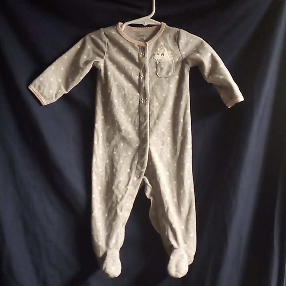 Beautiful baby girl soft sleeper. Gray with white spots has a unicorn 9month